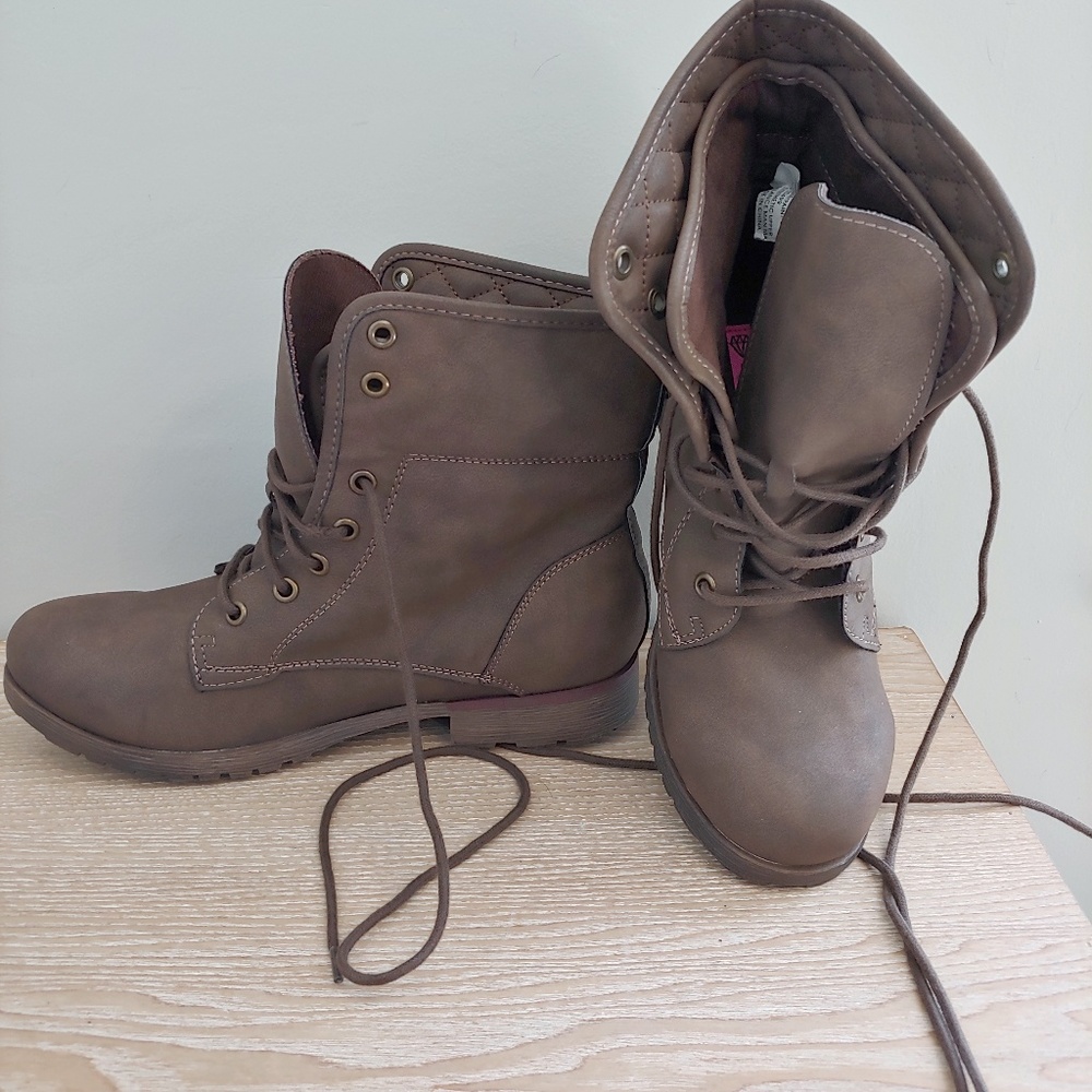 Shoes - Picture 4 of 5